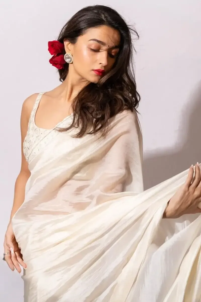 NORTH INDIAN ACTRESS ALIA BHATT IN TRADITIONAL WHITE SAREE 6